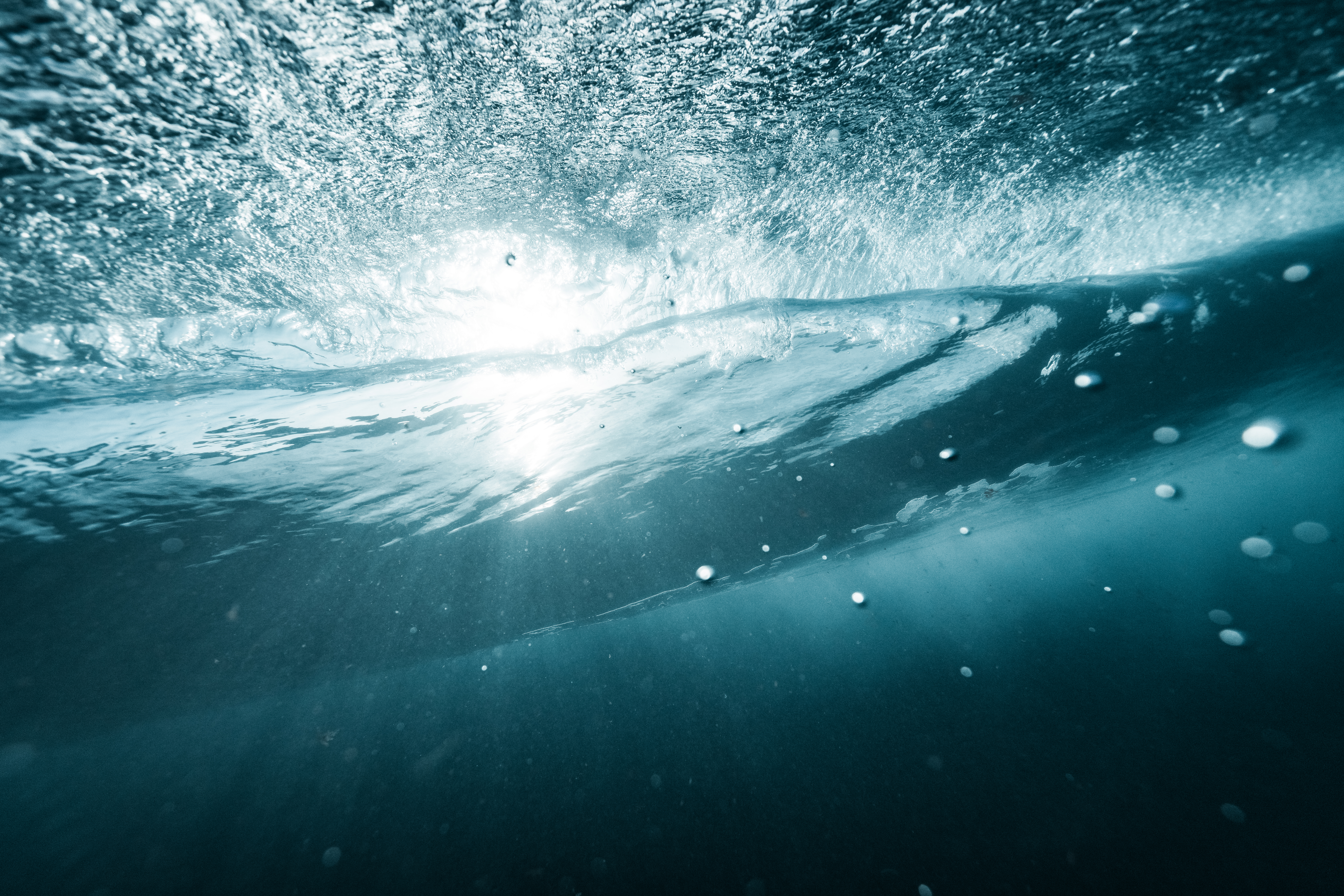 Calm underwater light rays